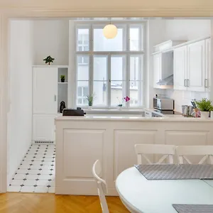 karlova-old-town-apartment.praguehotelsweb.com/